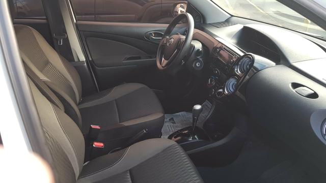 Toyota Etios SX 2017 TOP automático + carro muito novo + promoção 39.900 - Foto 2