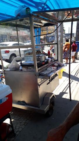 Carroça de cachorro quente e hambúrguer vendo ou troco em outra menor