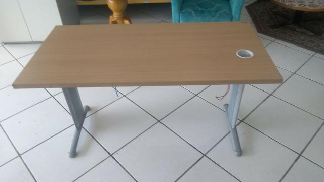 Mesa reta de escritório