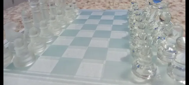 Jogo de Xadrez Luxo com Tabuleiro em Vidro 34 x 34 cm 32 Peças Preto e  Branco Dragões – Bilharmais®