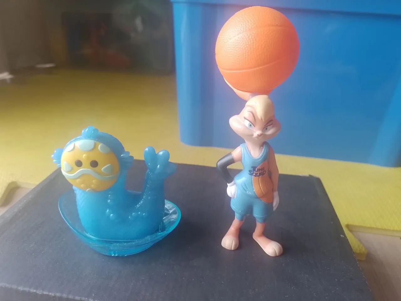 Boneca Lola (Space Jam) e Elio (Disney Pixar) - colecionáveis MC Donald's. 