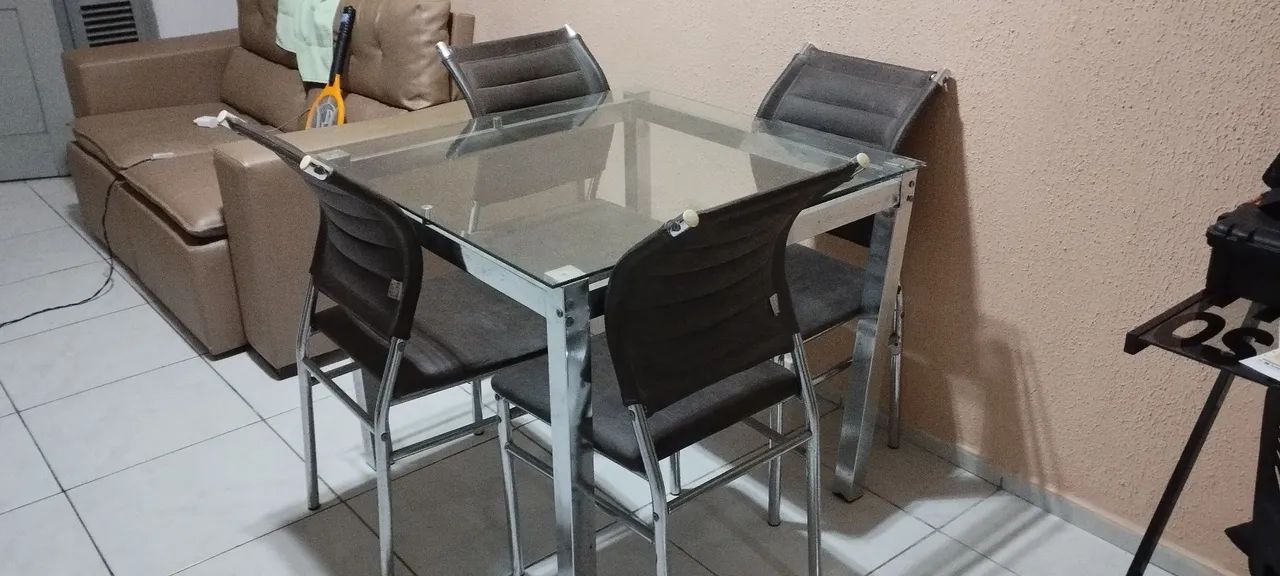 VENDO MESA TAMPA DE VIDRO.