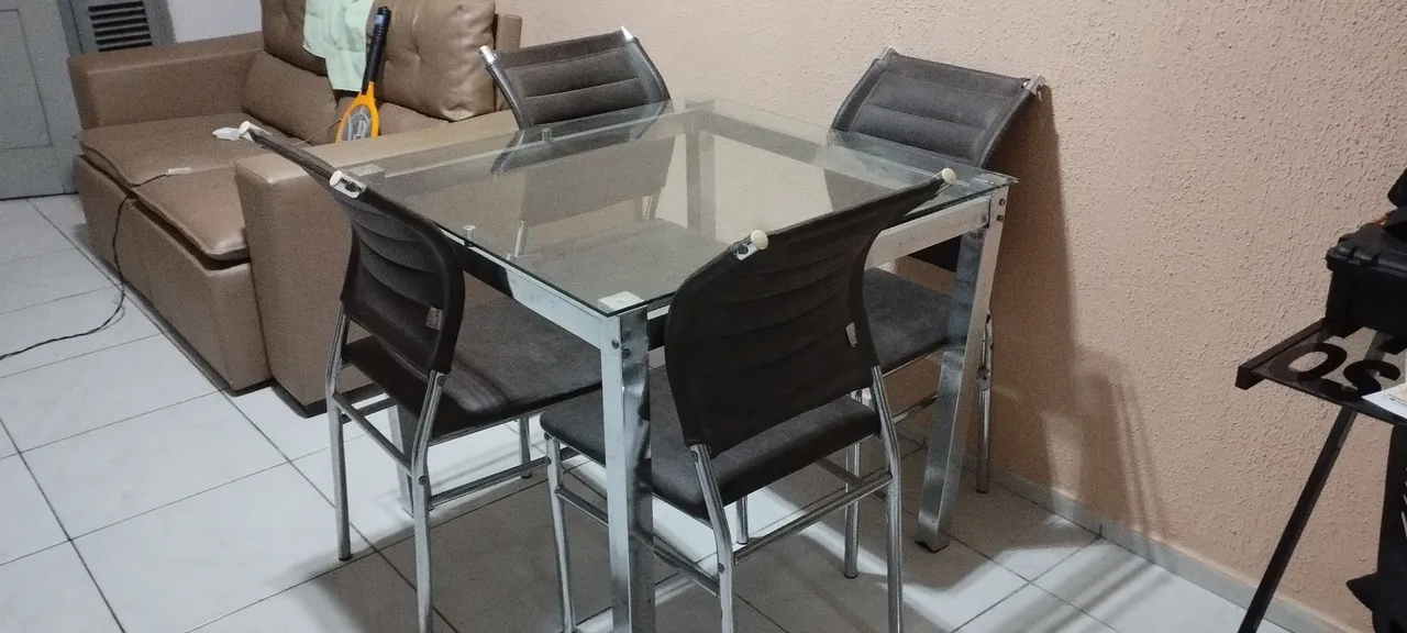 VENDO MESA TAMPA DE VIDRO.