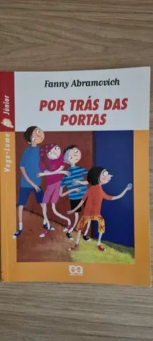 Por trás das portas.