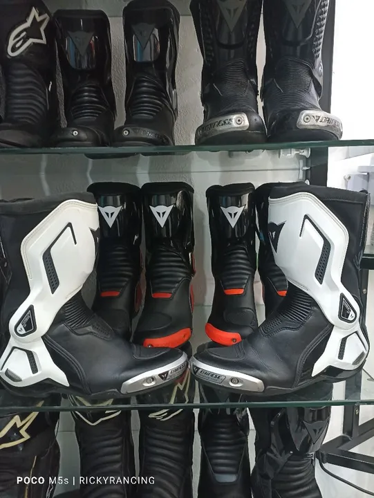 Bota Dainese Tork D1 extremamente nova 39 Brasil 41 Eur