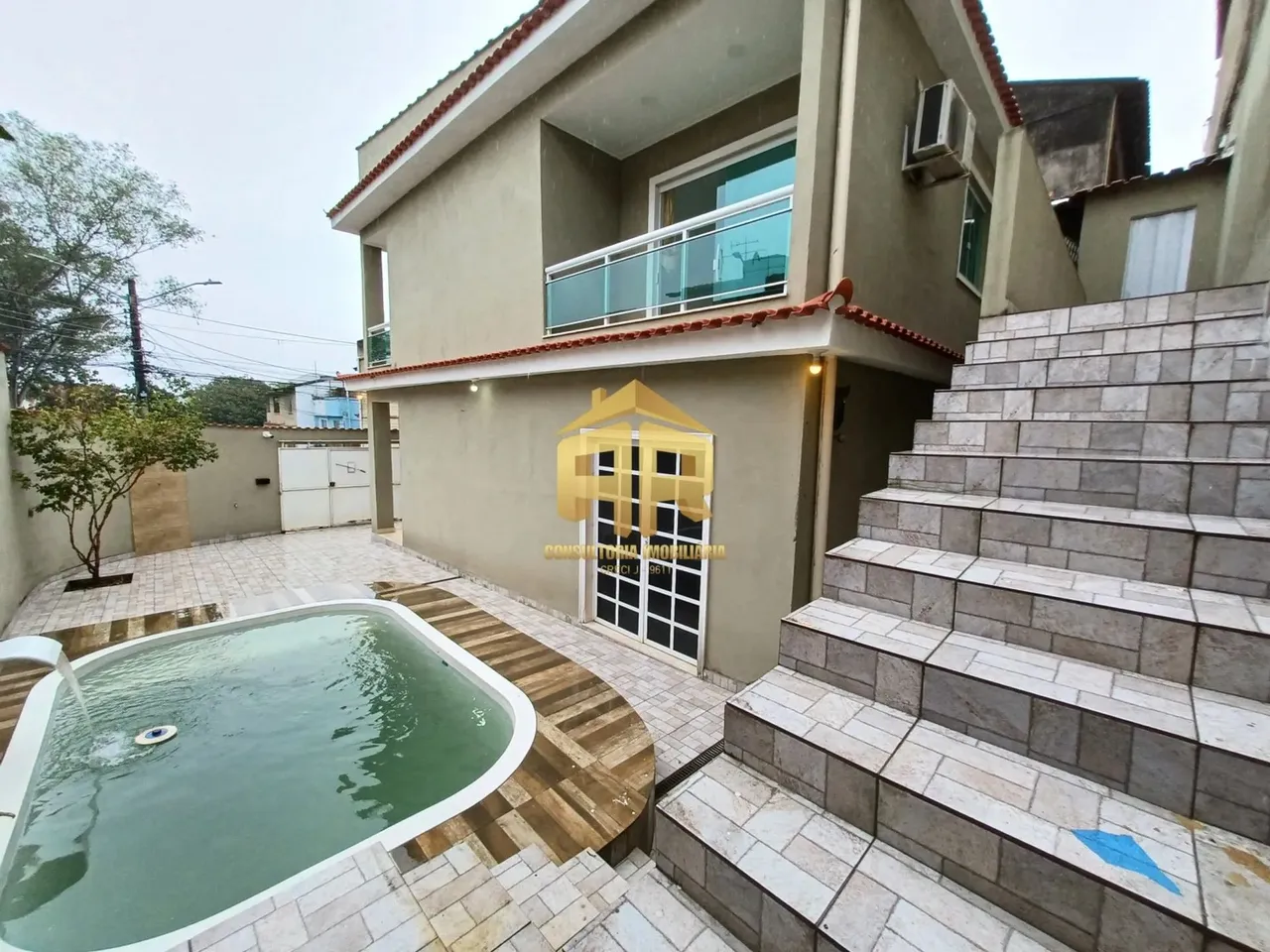 Casa duplex no condomínio Parque São Pedro Estrada da agua branca, Bangu. Terreo: Sala amp
