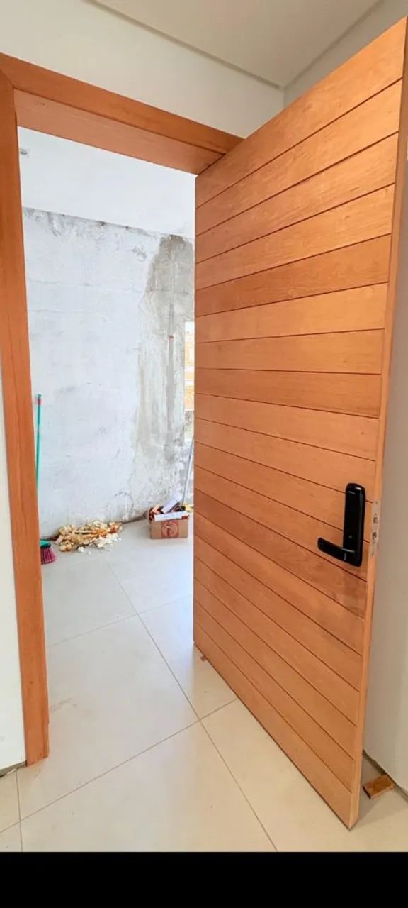 Porta de madeira maciça com vidro e detalhes em ferro planeta portas e janelas de madeira  - Foto 2