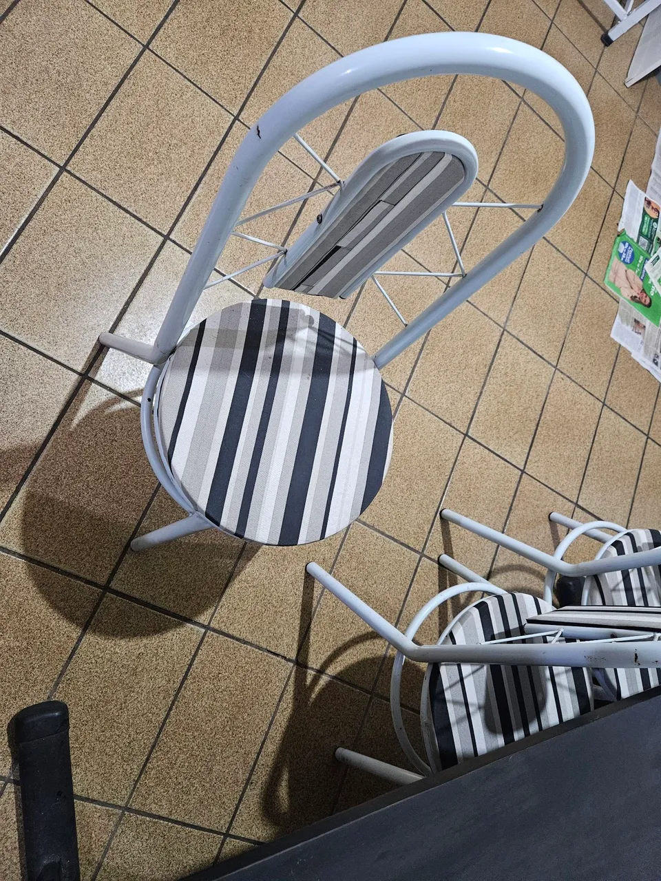 Mesa cozinha com 4 cadeiras. Algumas marcas de uso