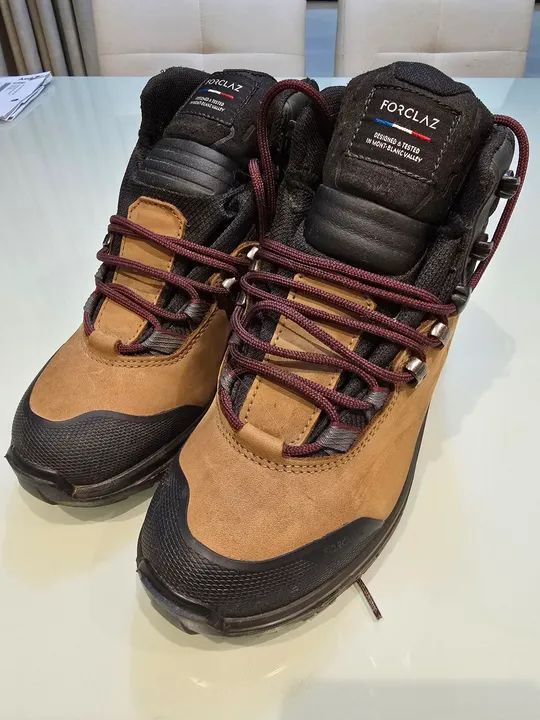 Bota de Trilha FORCLAZ (Marca Premium Decathlon)Feminina
