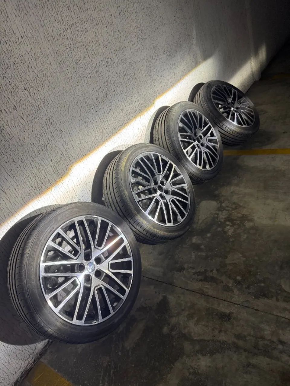 Rodas Jeep aro 20 com pneus novos - Modelo Compass Limited
