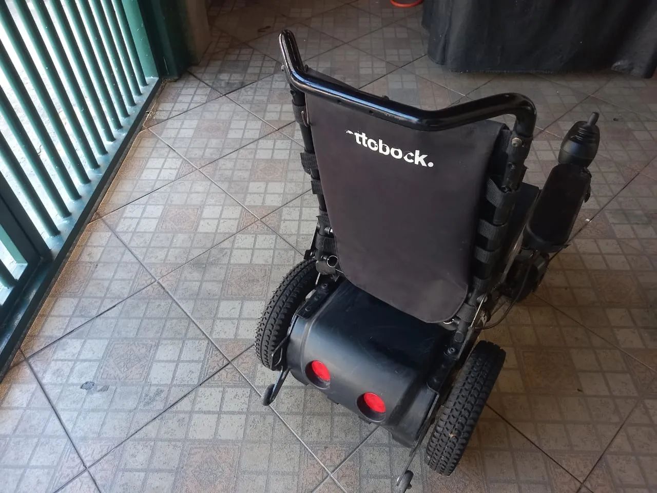 Cadeira de rodas motorizada B400 - Foto 2