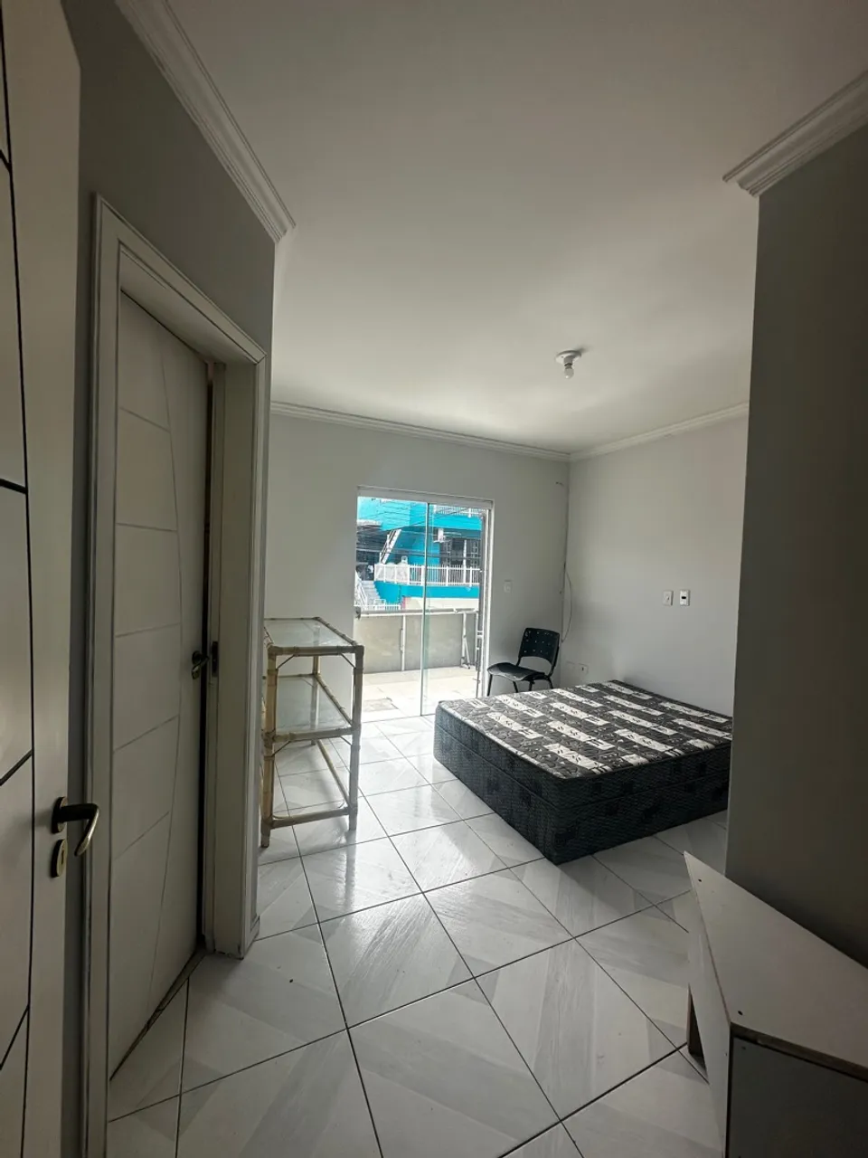 Apartamento 3 quartos (sendo uma suíte) no bairro da barra, agua e luz incluso!
