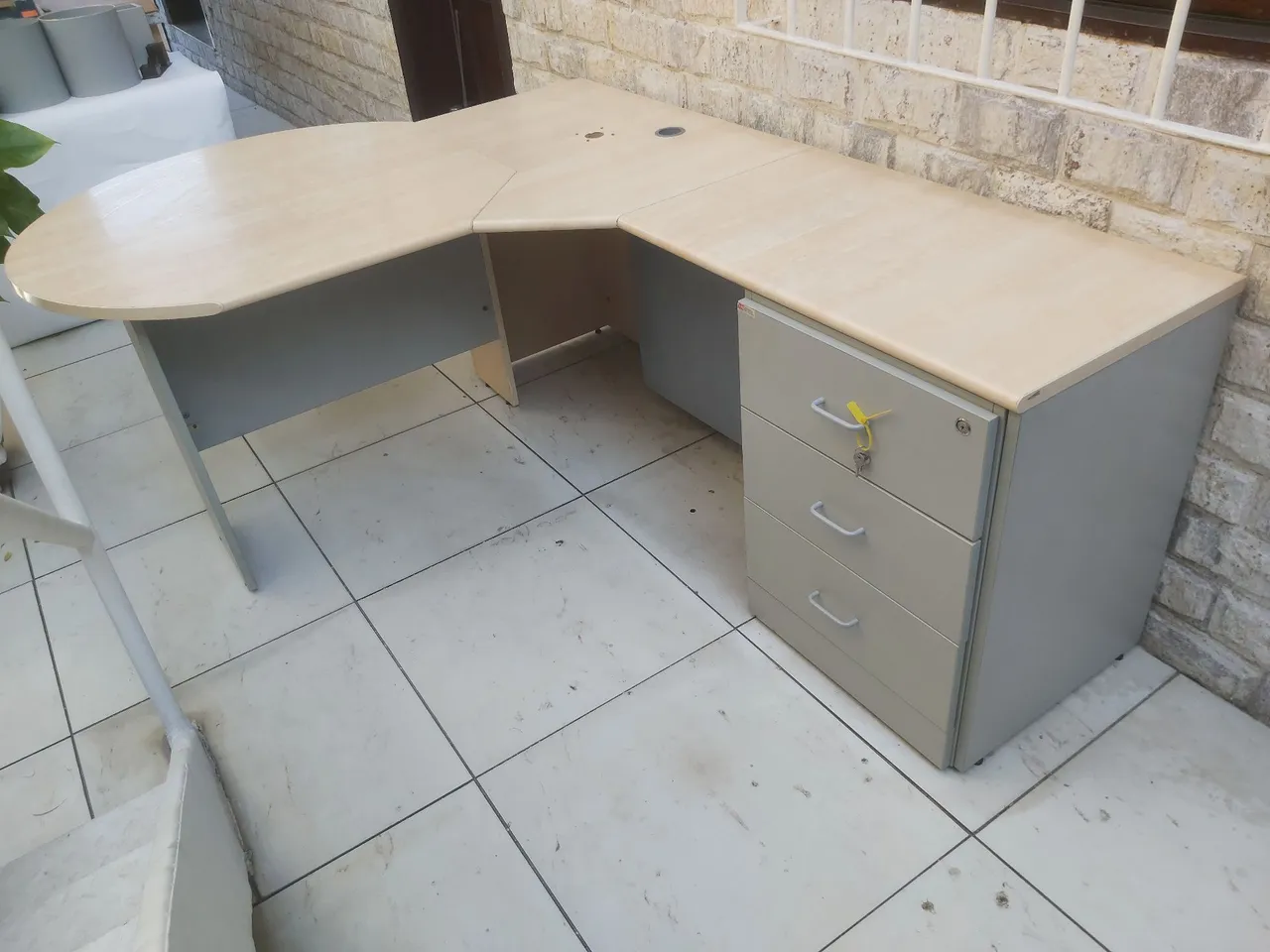 Mesa de Escritório em L com Gaveteiro