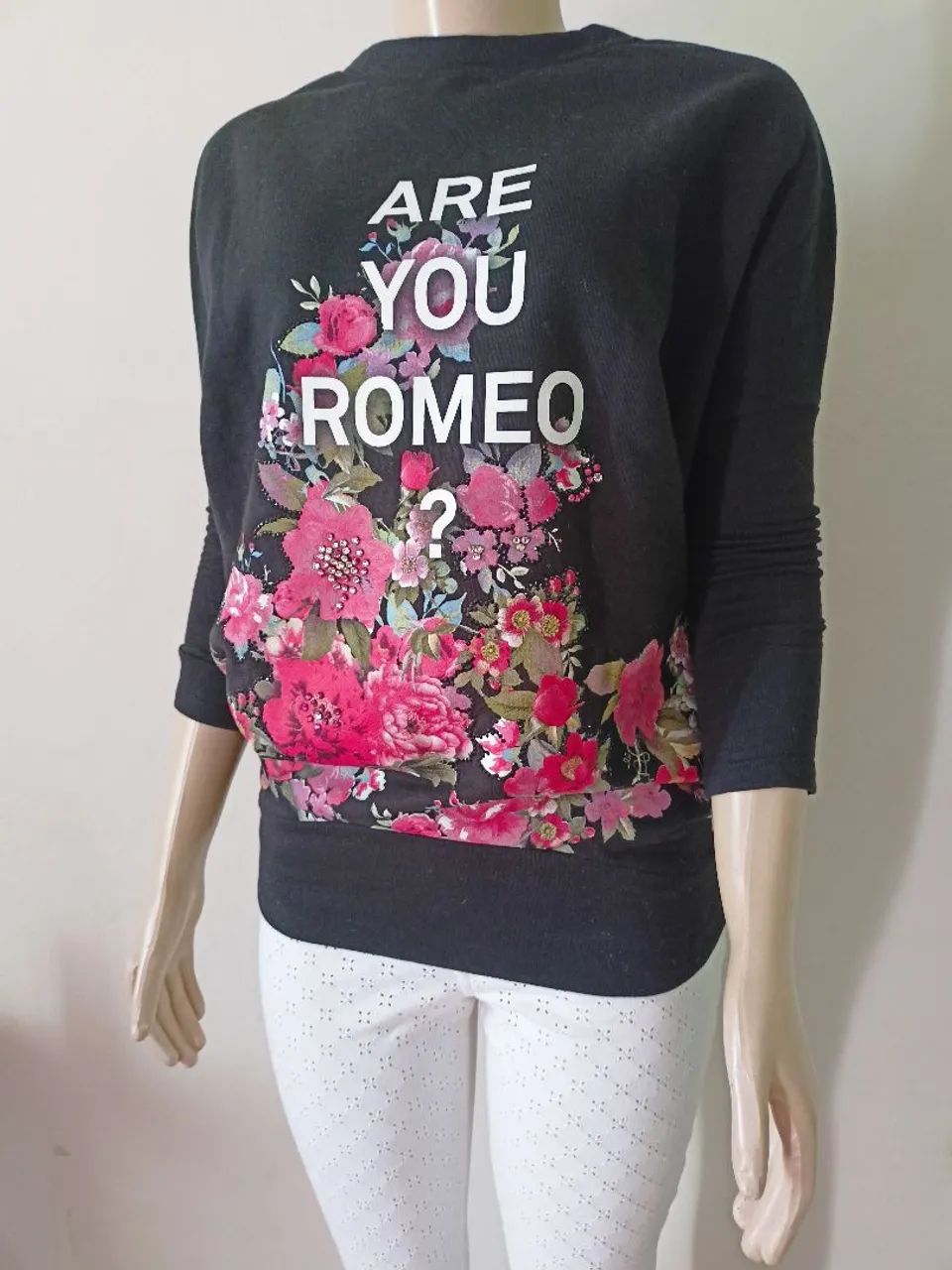 Blusa de Moletom Preta franelada com estampa de flores e aplicação com strass  - Foto 2