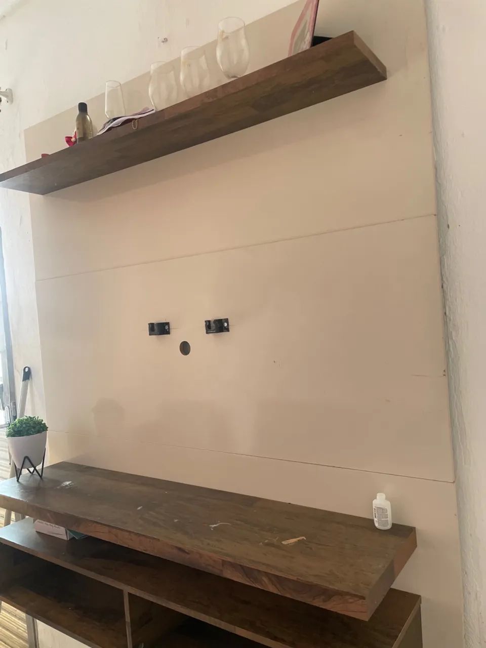 Painel para TV com Prateleira