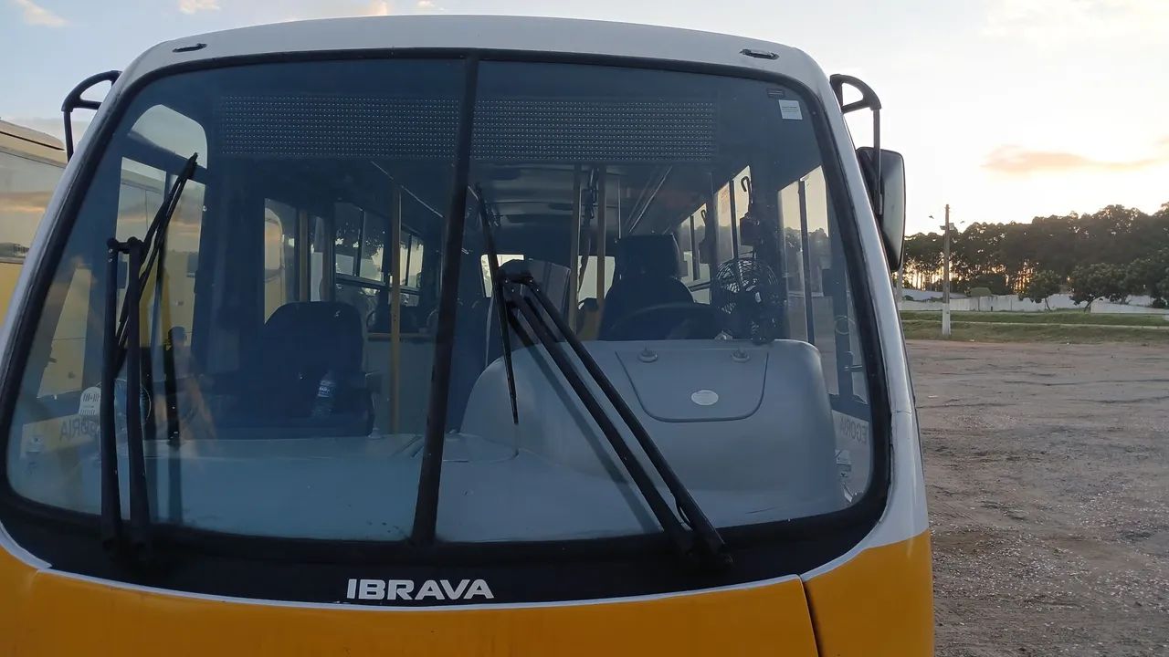  Novíssimo com 32 lugares  perfeito pra quem deseja trabalhar - Escolar ou fretamento.  - Foto 2