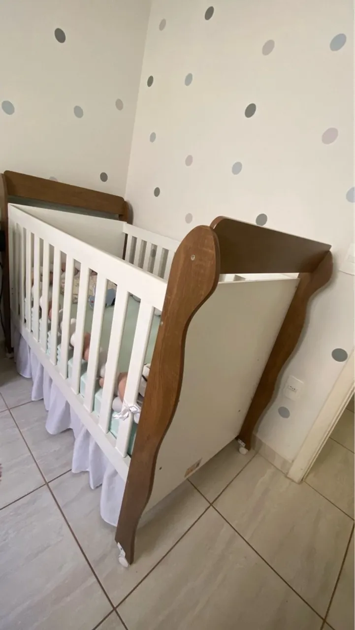 Berço de Bebê com Detalhes em Madeira