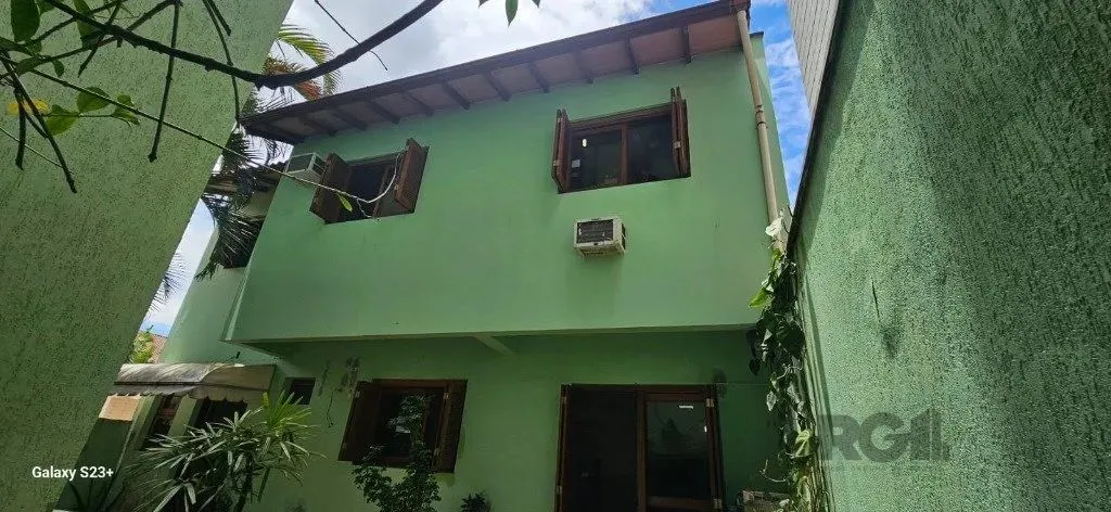 Casa Fundos 220 metros quadrado, sendo duas salas amplas, lareira, 4 dormitórios, 4 banhei