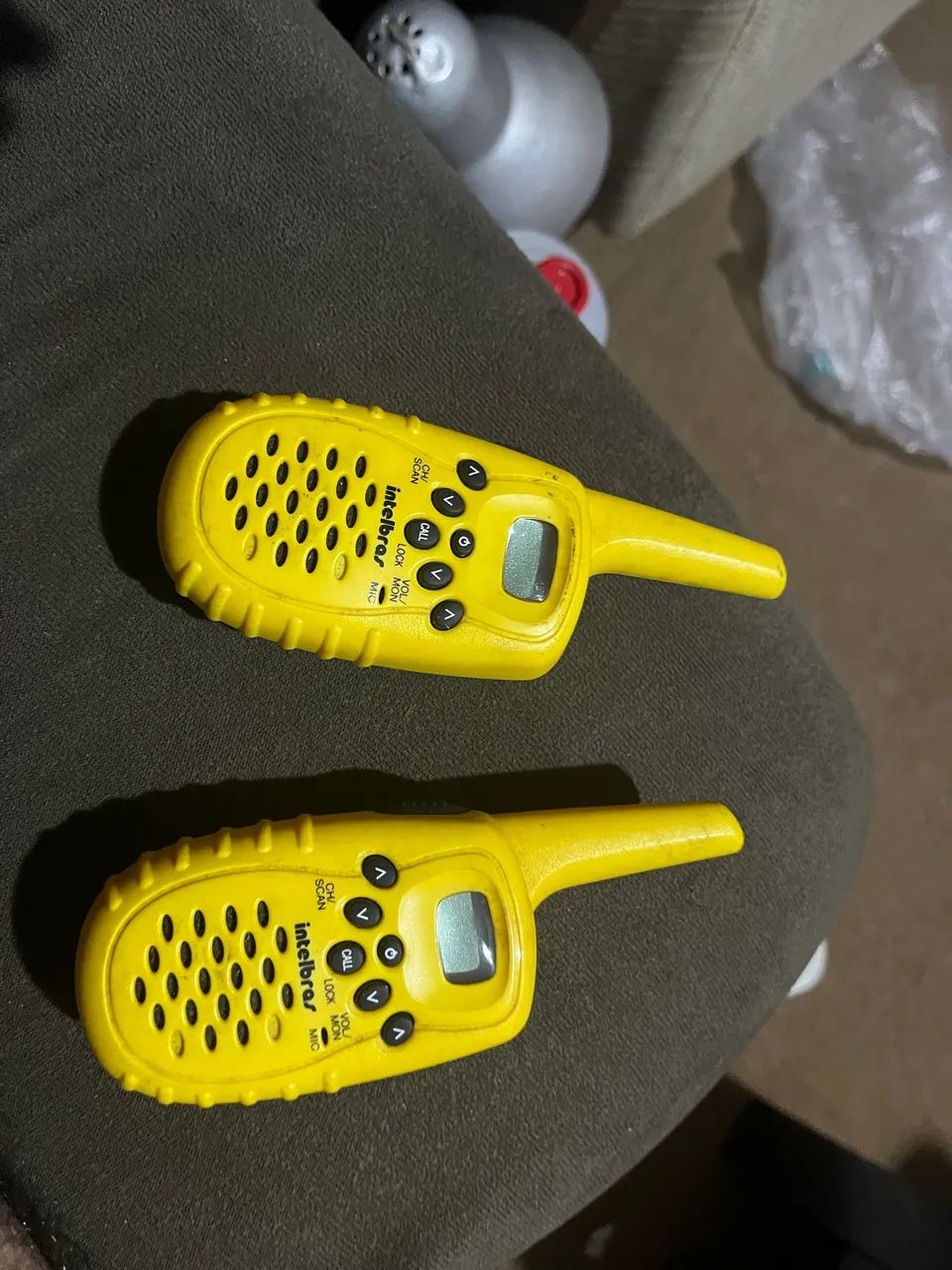 par de rádios comunicadores (walkie-talkies) Intelbras