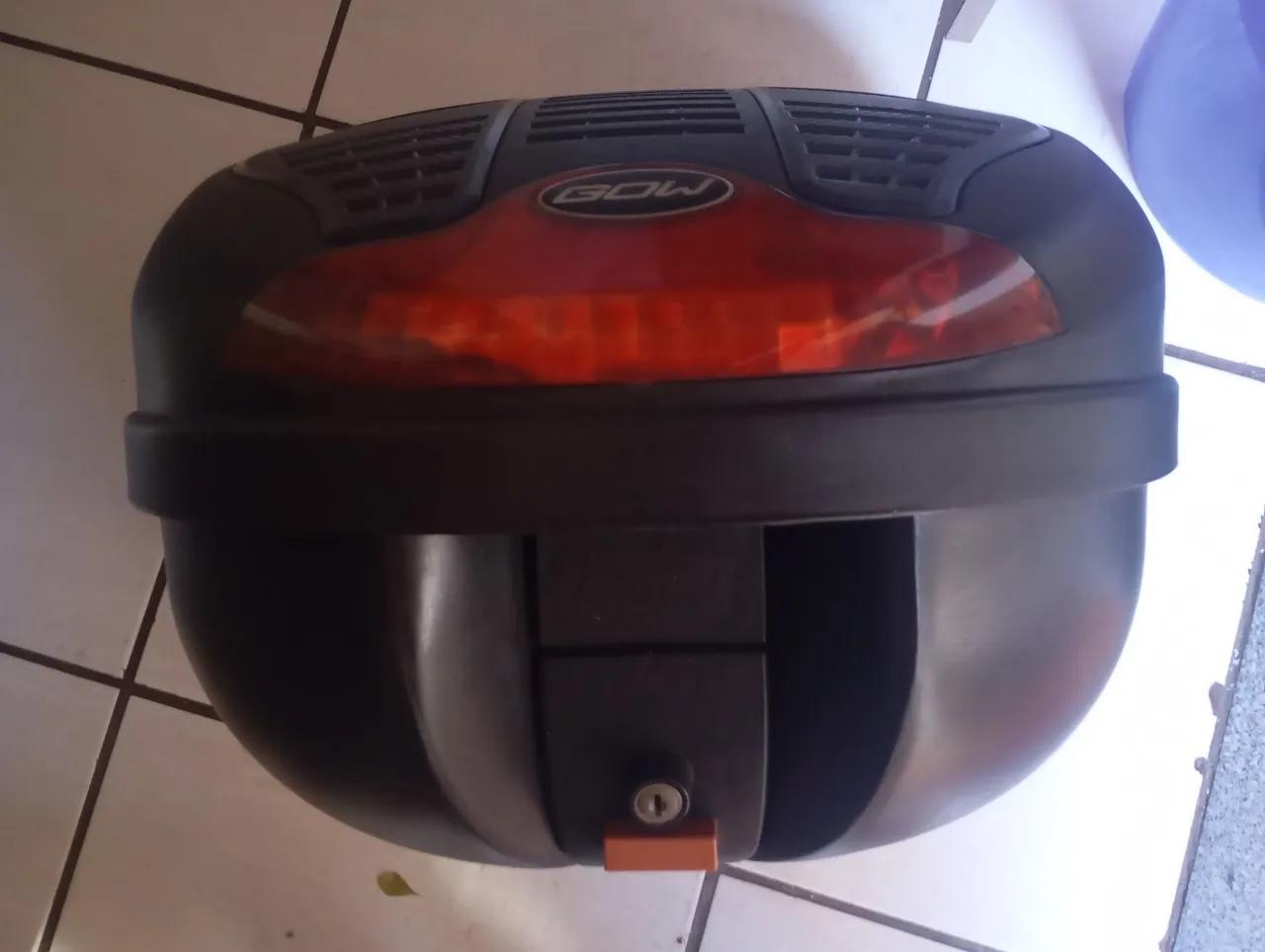 Baú para moto com design moderno e luz de freio