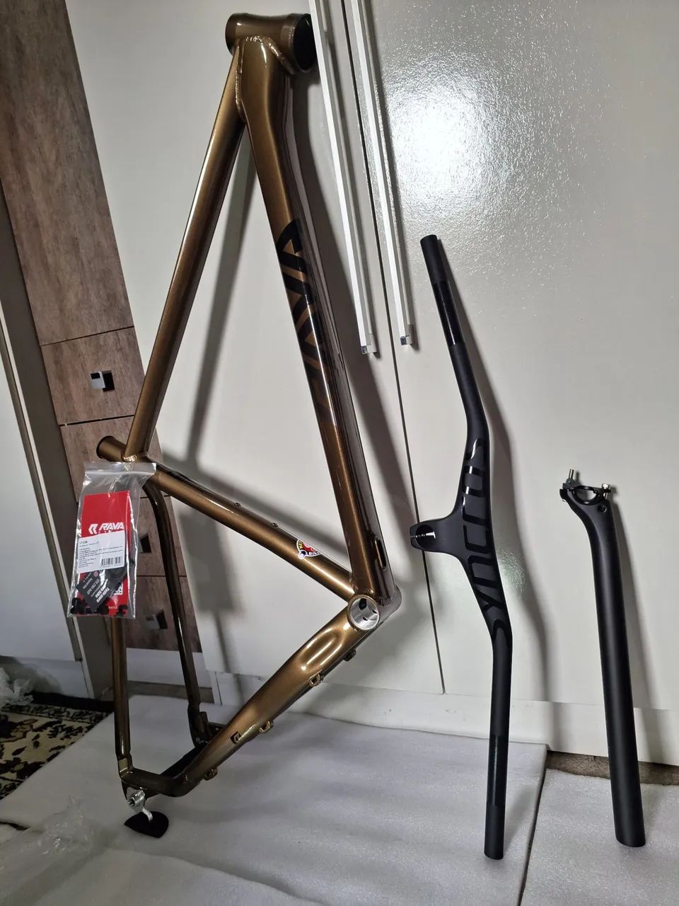 QUADRO BICICLETA RAVA CAVE NOVO E GUIDÃO INTEGRADO EM FIBRA DE CARBONO NOVO