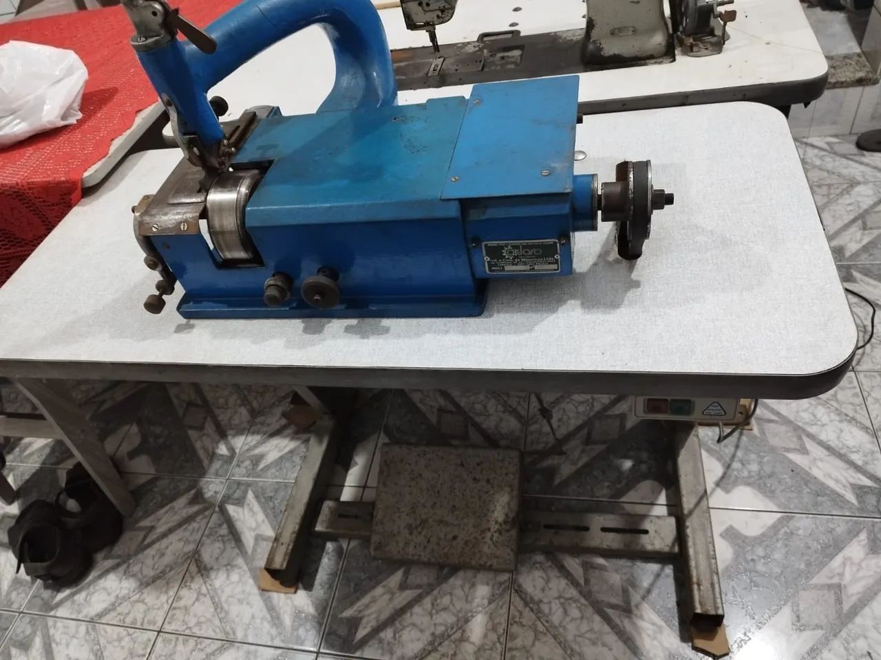 Chanfradeira de peças de couro 