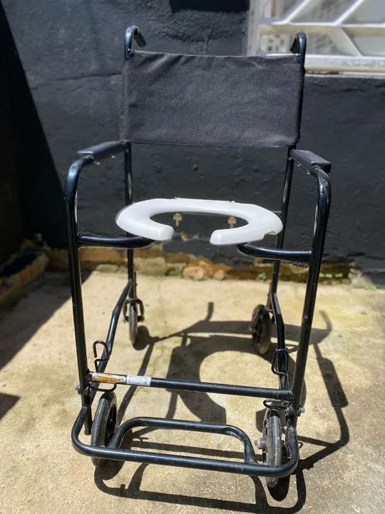 Cadeira de rodas com assento de plástico - Foto 2