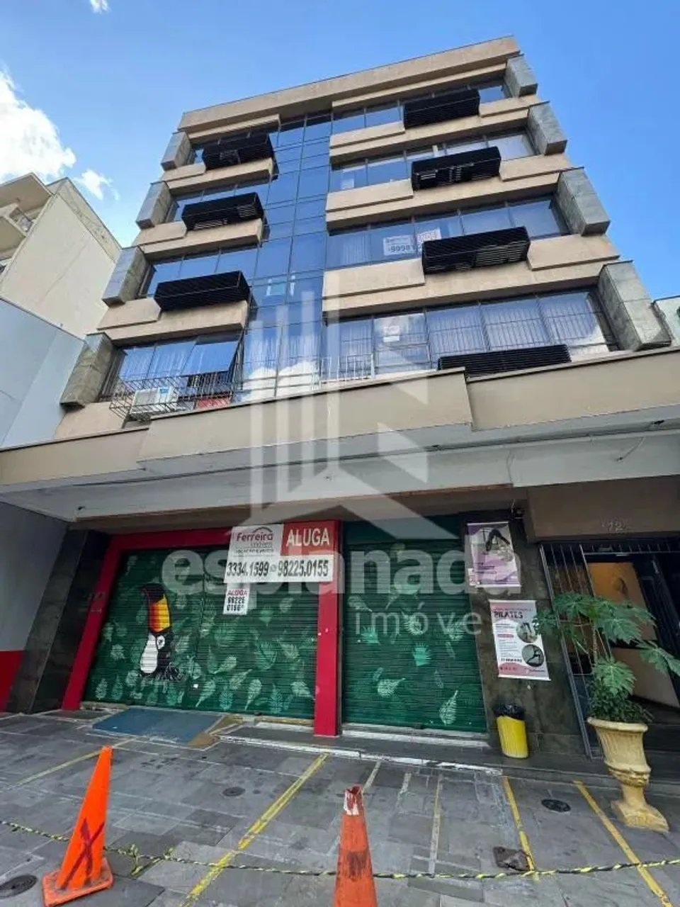 Excelente sala comercial, com uma localização privilegiada na Av. Cristovão Colombo, são 4