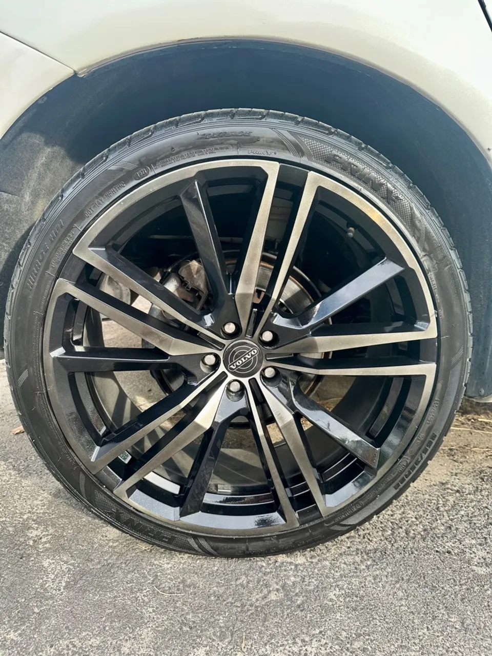 Rodas diamantadas com verniz fume aro 22 volvo xc60 com pneus zero 265/35/22 furação 5x108