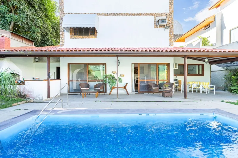 Casa com piscina e boa área externa em condomínio de luxo na Barra da Tijuca.