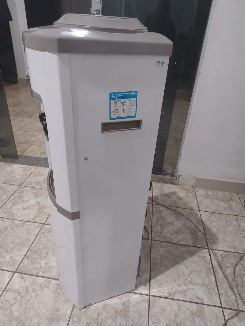 Purificador de água com design moderno