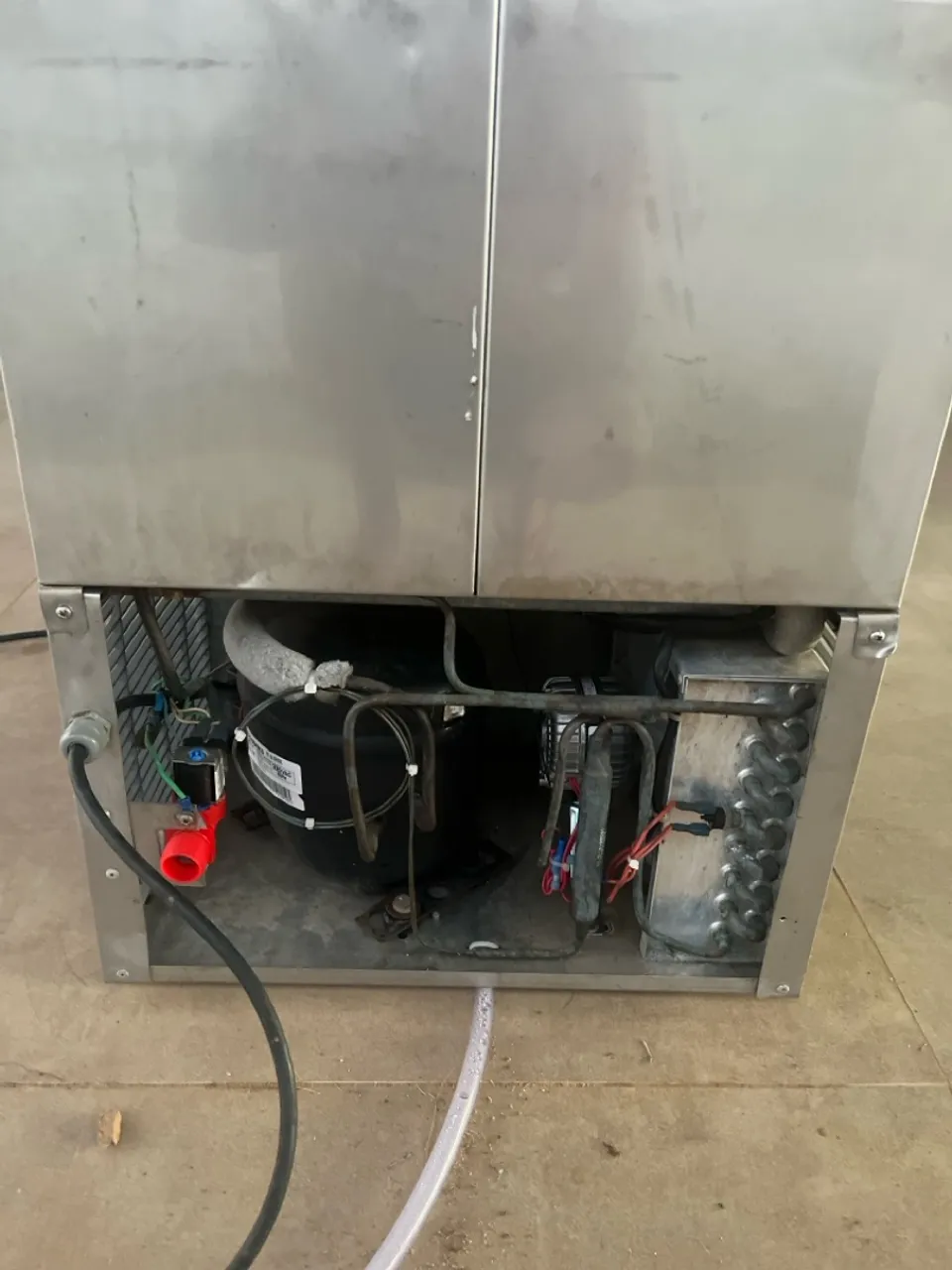Geladeira Industrial - Eficiência e Durabilidade!