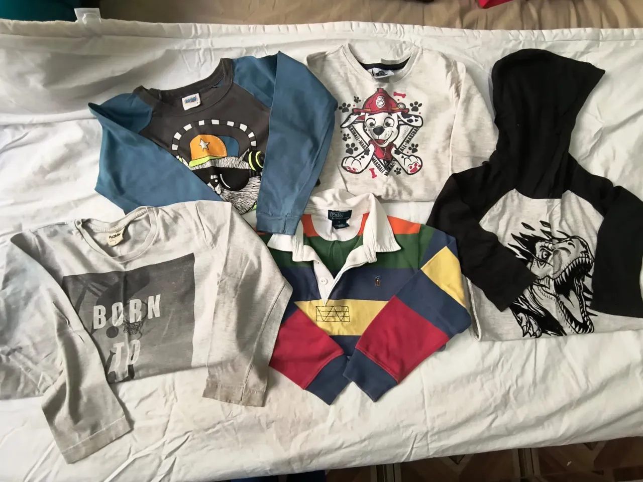 Lote de roupas infantis - Camisetas, camisa polo e casaco
