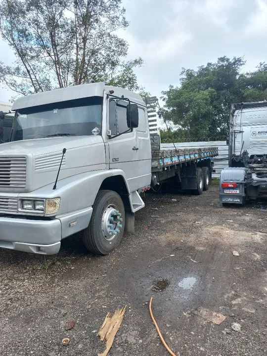 Caminhão com pneus em ótimo estado - Foto 3