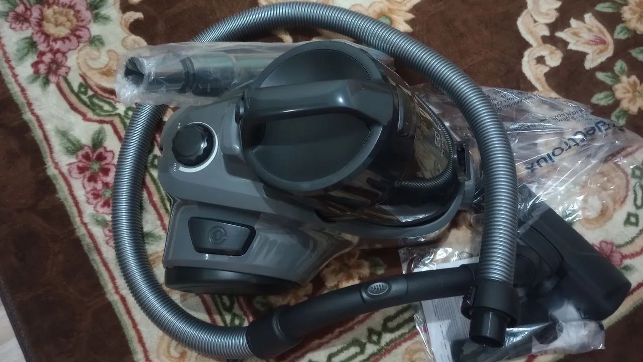 Aspirador de Pó Sem Saco Electrolux EAS30 127V - Foto 4