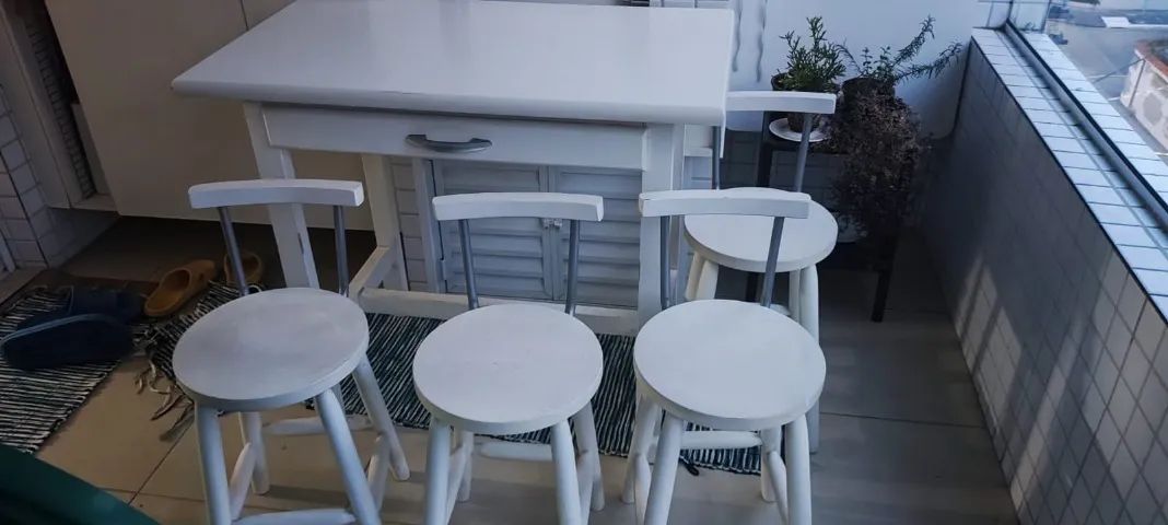 Mesa de cozinha dobravél na cor branca, com 4 (Quatro) banquinhos na cor branca.64842834371970120