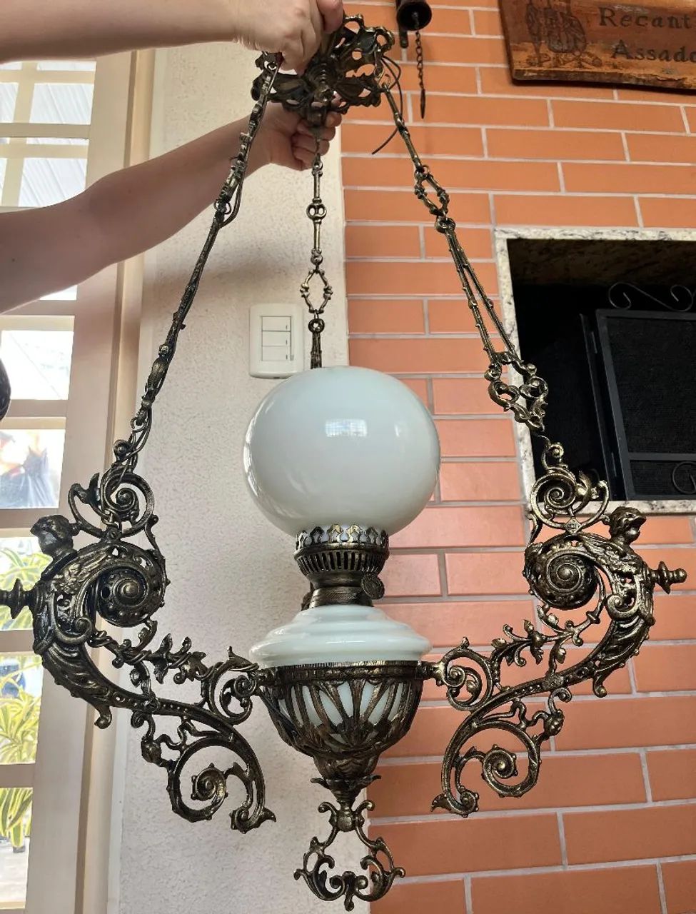 Lustre antigo em alumínio com pintura ouro velho e cúpula em opalina