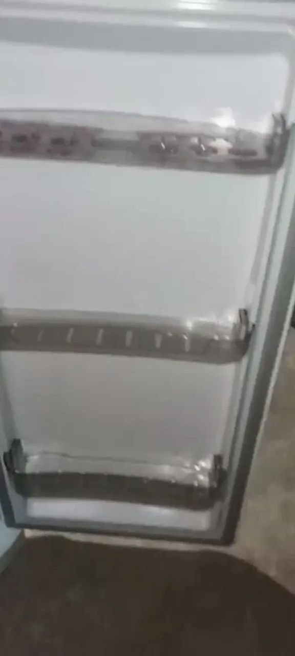 Vende-se geladeira esmalte, duas potas, com tres meses de uso.  - Foto 3