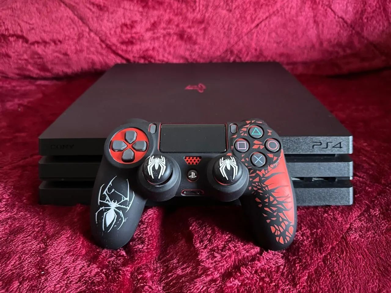 PS4 PRO (Semi novo) + 4 Jogos extra.