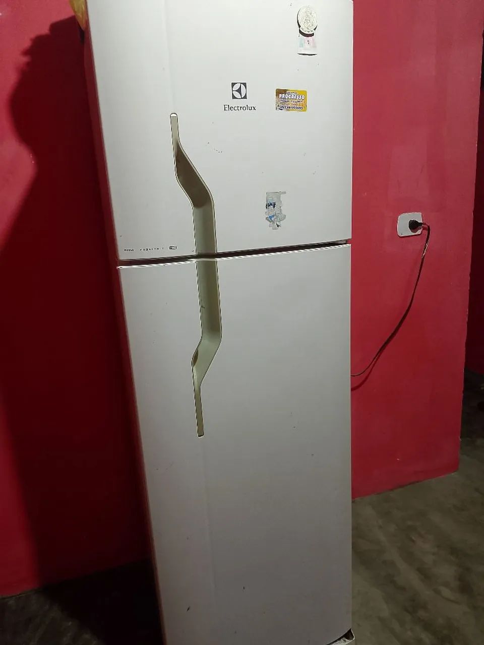 Vende-se geladeira, tv smart Samsung 32 polegadas e mesa de mármore 04 cadeiras  - Foto 3