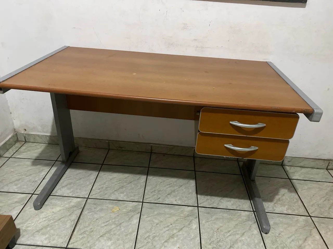 Mesa de escritório com duas gaveta