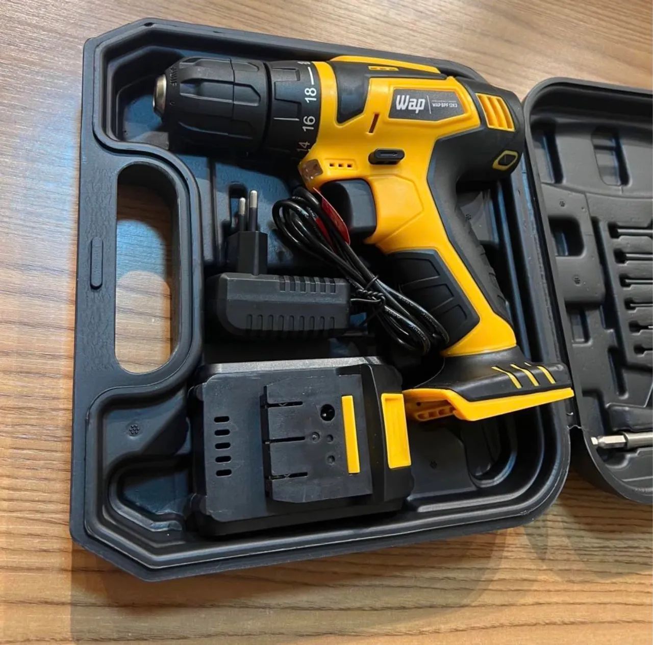 Parafusadeira e Furadeira WAP 12V Bivolt - Nova + Kit 13 Acessórios