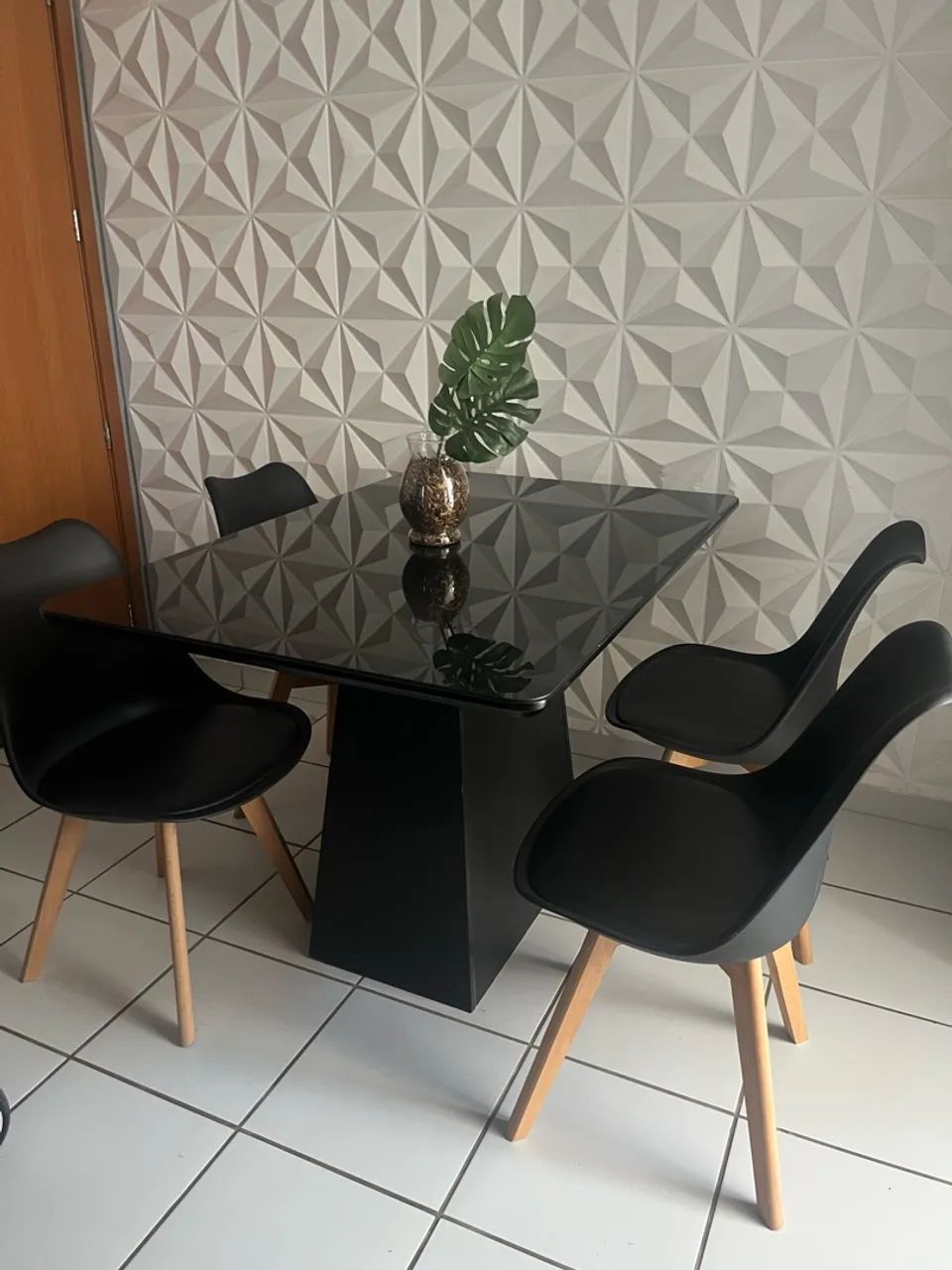 Mesa de jantar com quarto cadeiras 