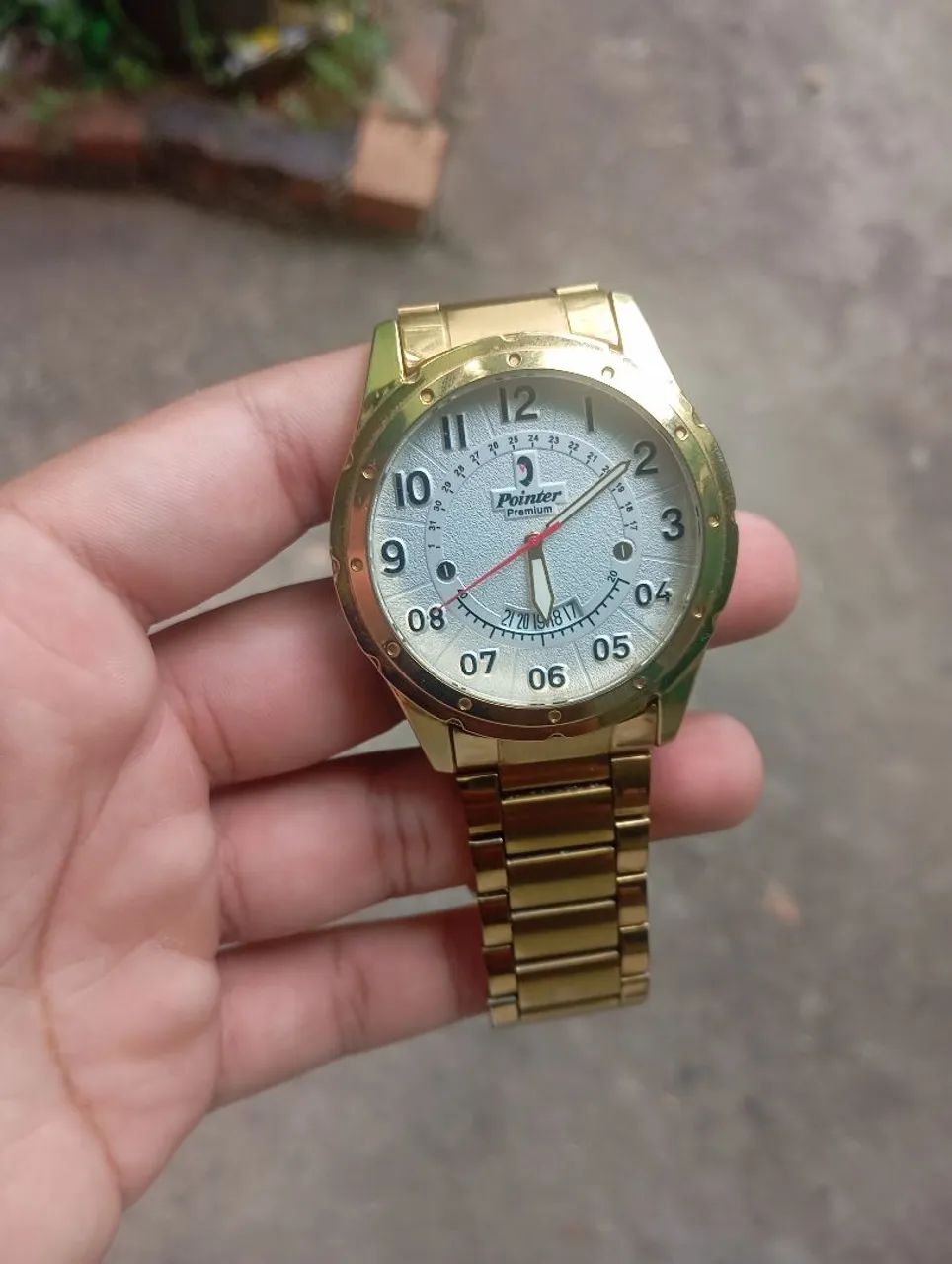 Relógio dourado impecável