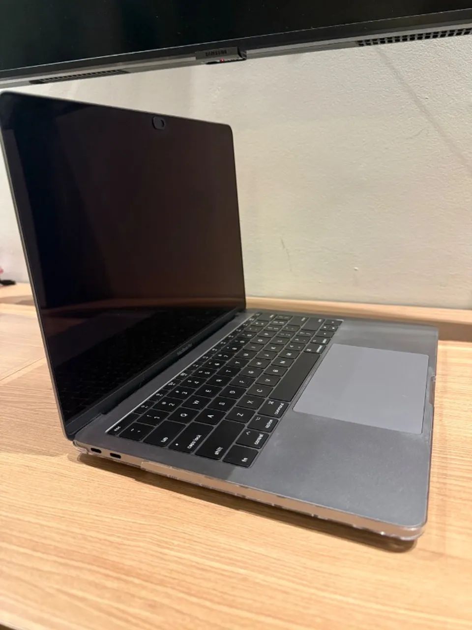 MacBook Pro 13 2017 i5 2.3 GHz · 8 GB RAM · 256 GB SSD · Bateria