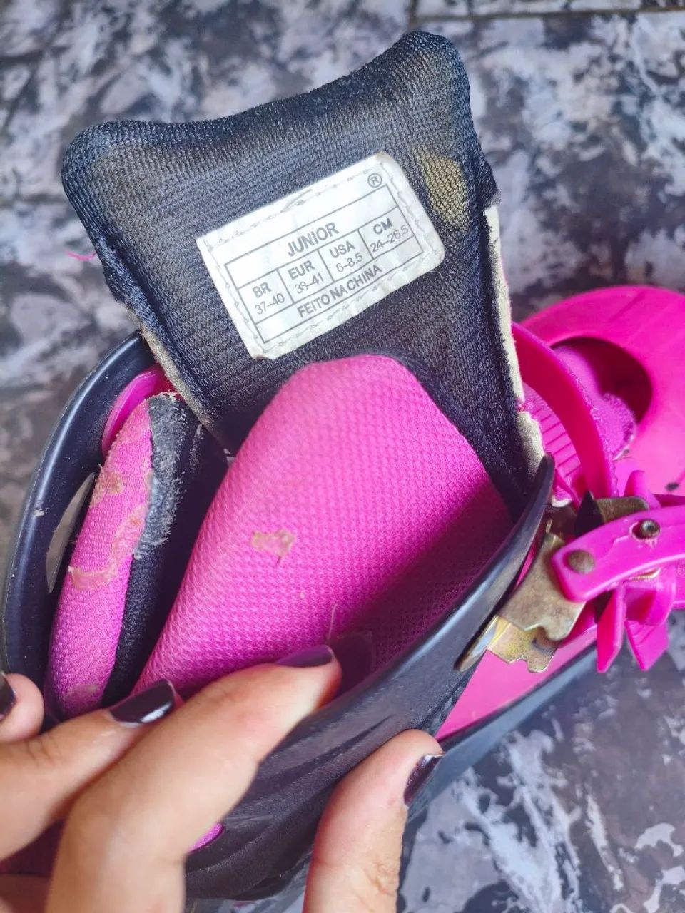 Vende-se patins com algumas proteções por 50 reais. Ele está parado a um tempo 