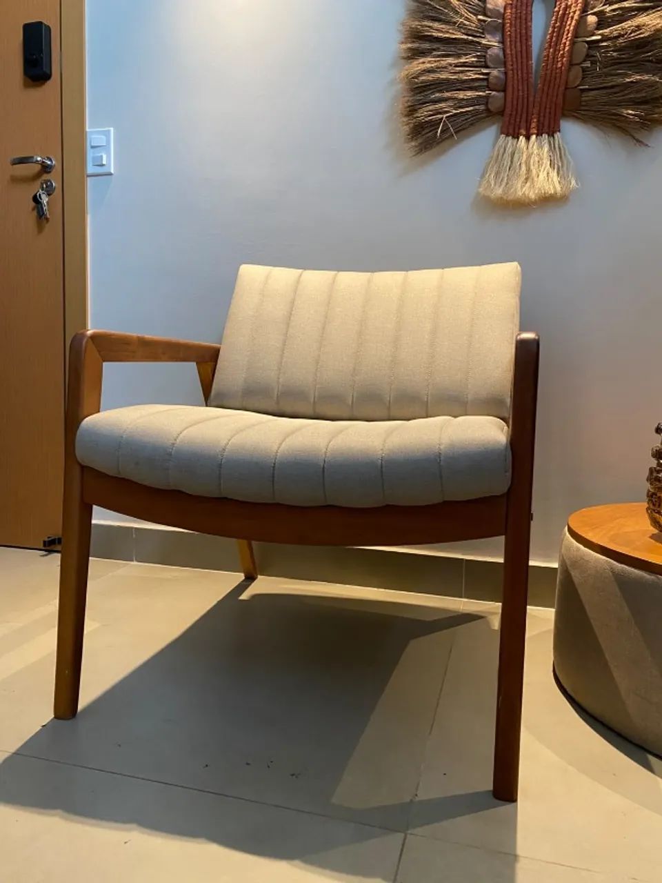 Poltrona em linho bege.  - Foto 2