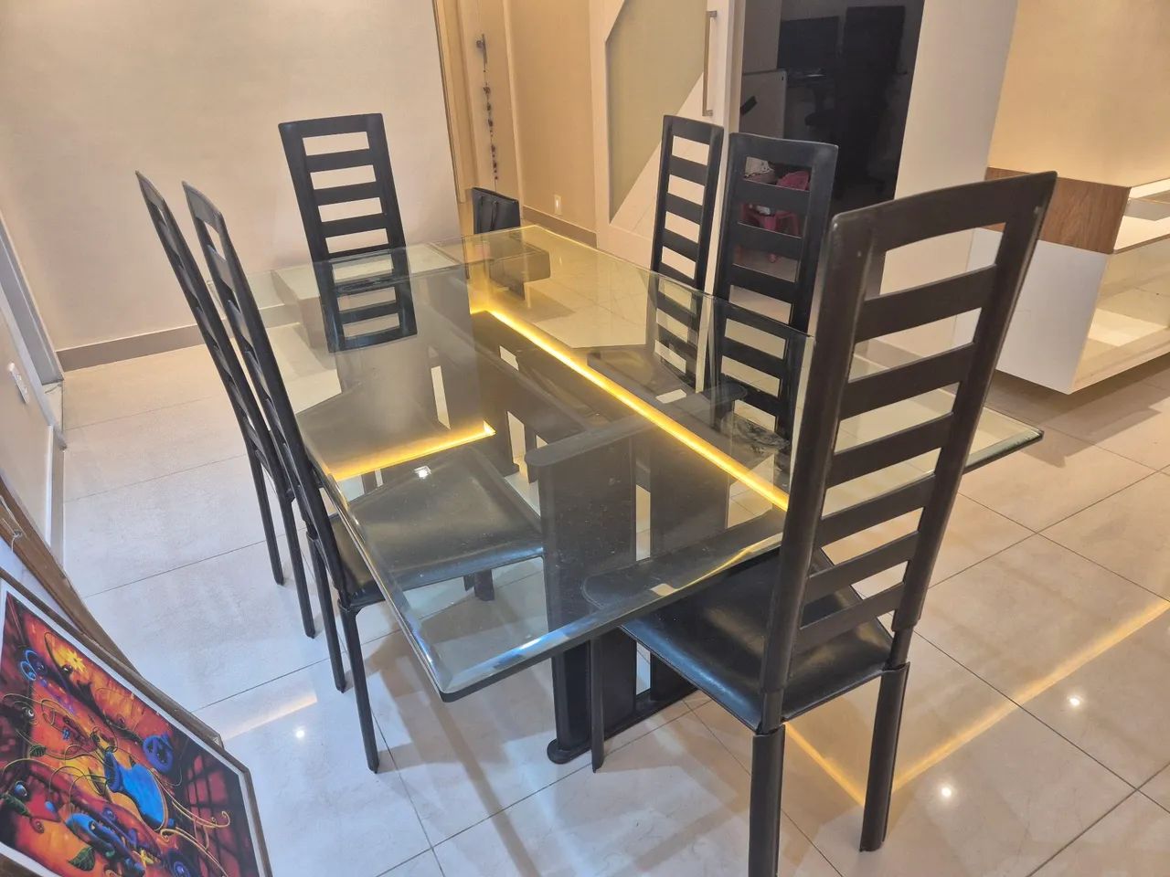 Conjunto de mesa de vidro e 6 cadeiras 