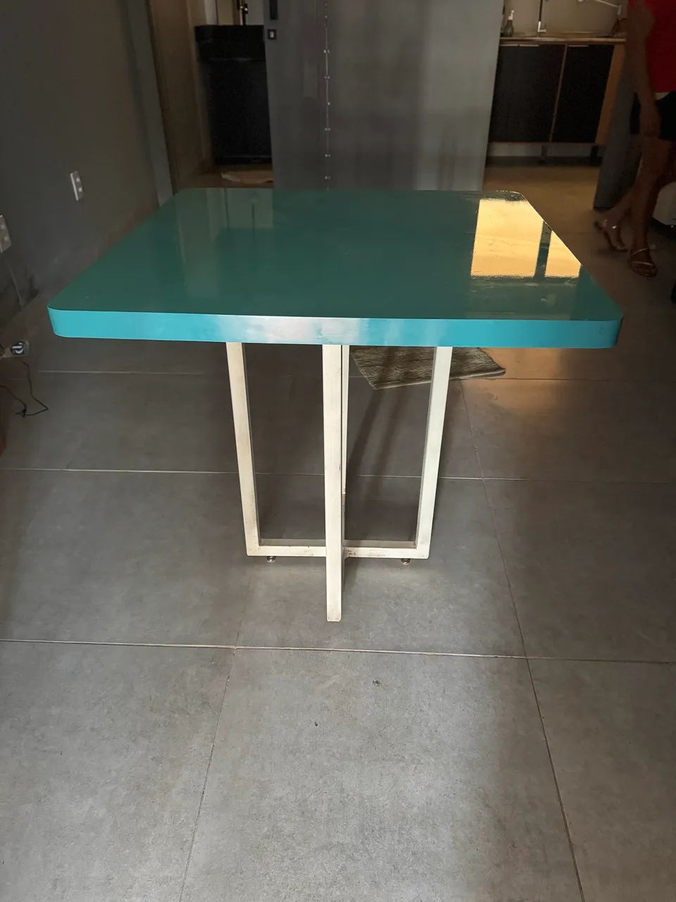 Mesas de MDF laqueado pés de ferro 