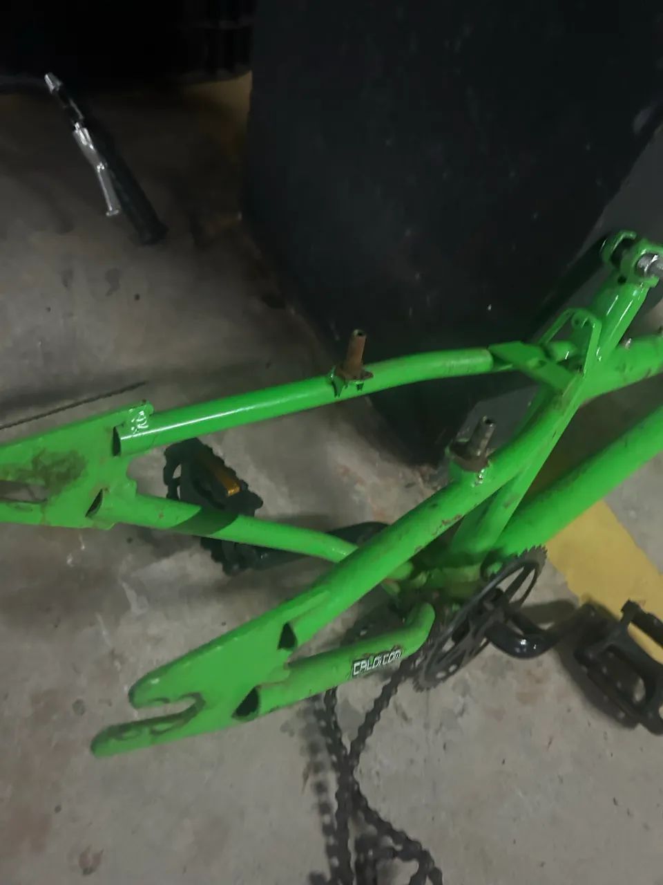 Quadro de bike aro 20 verde com pedal ,sprocket e corrente - Foto 2